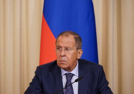 Лавров ответил на вопрос, почему так много россиян покидают страну