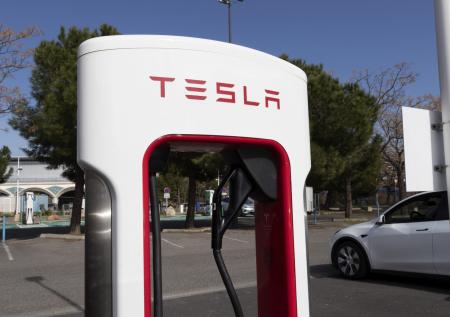 Французы начали сжигать зарядные станции Tesla