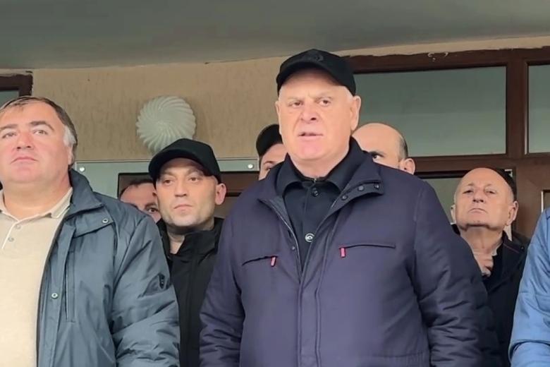 Президент Абхазии Аслан Бжания (справа) выступает перед своими сторонниками у здания школы в селе Тамыш