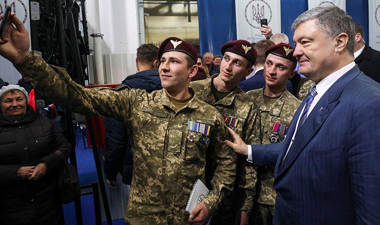 Петр Порошенко (справа)