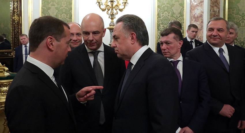 Перед началом встречи с членами правительства. Слева направо: председатель правительства Дмитрий Медведев, министр финансов Антон Силуанов, заместитель председателя правительства Виталий Мутко, министр труда и социальной защиты Максим Топилин и министр по