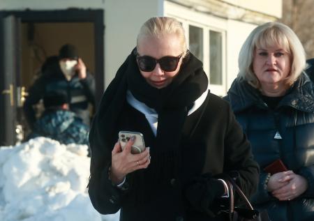 Навальному дали пообщаться с женой на заседании суда