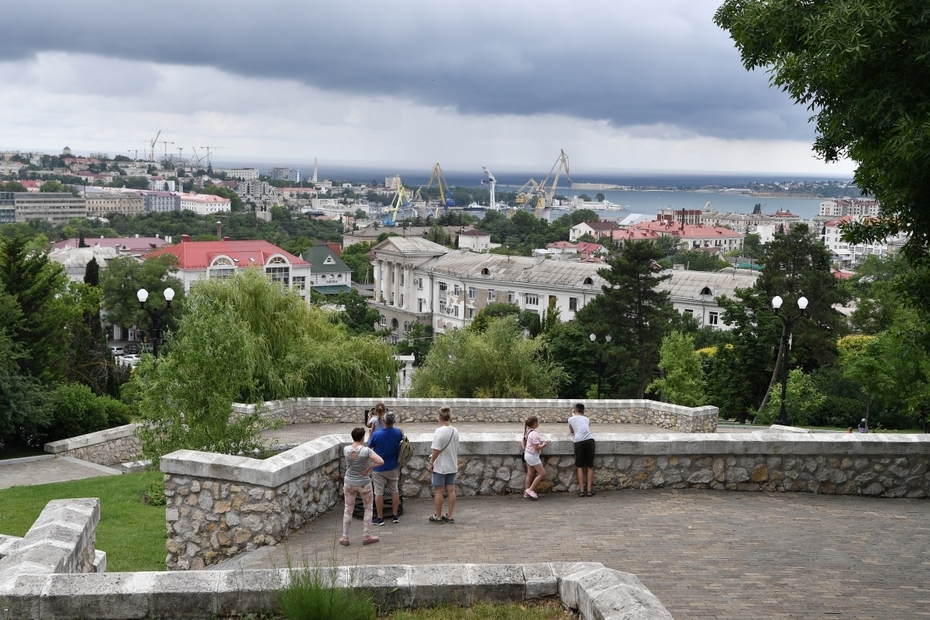 Вид на город с территории мемориального комплекса «Малахов курган» в Севастополе