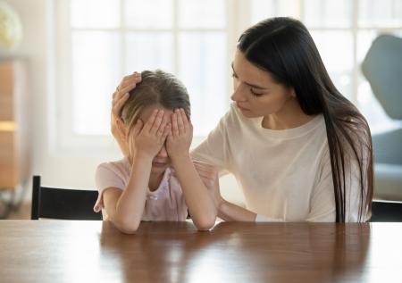 Родителям объяснили, как правильно воспитывать застенчивого ребенка