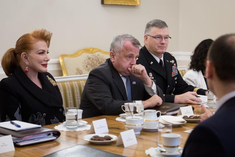 Джон Салливан (в центре)