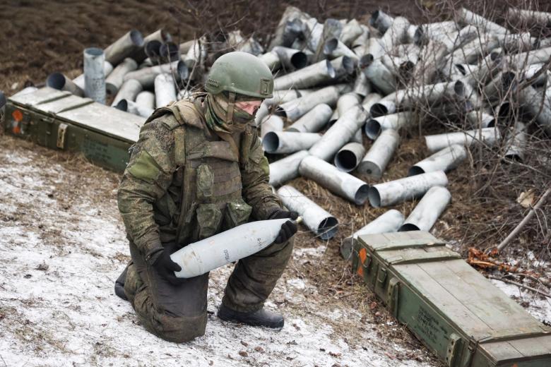 Военнослужащий во время боевой работы расчетов буксируемых гаубиц Д-30