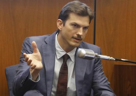 Эштон Кутчер поддержал Владимира Зеленского