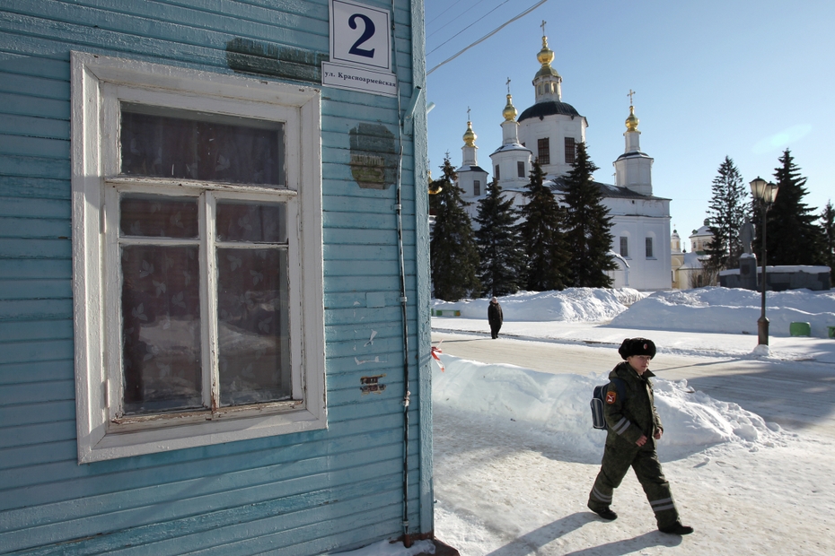 Мальчик идет по улице в Великом Устюге