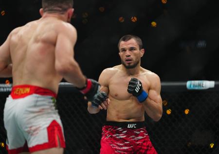 Нурмагомедов сломал руку в первом раунде боя за титул чемпиона UFC