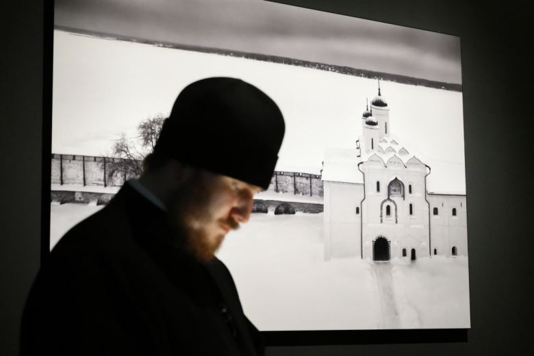 Священнослужитель на открытии выставки «Стена и Слово. Русский монастырь на границе с небом. Эдуард Бояков, Михаил Розанов» в Москве