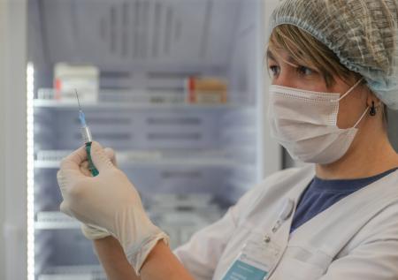 Вирусолог раскрыл, кому нужно вакцинироваться от нового вида COVID «пирола»