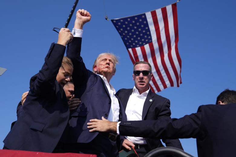 На экс-президента США Дональда Трампа совершено покушение во время предвыборного митинга в штате Пенсильвания