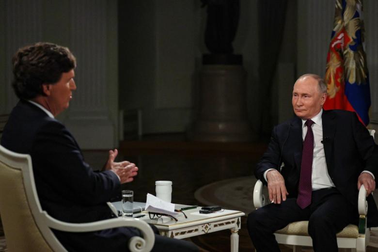 Владимир Путин и американский журналист Такер Карлсон