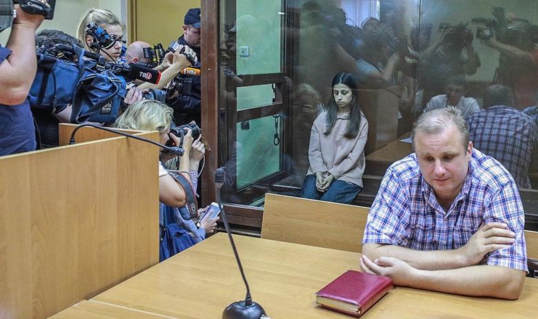 Ангелина Хачатурян во время избрания меры пресечения в суде