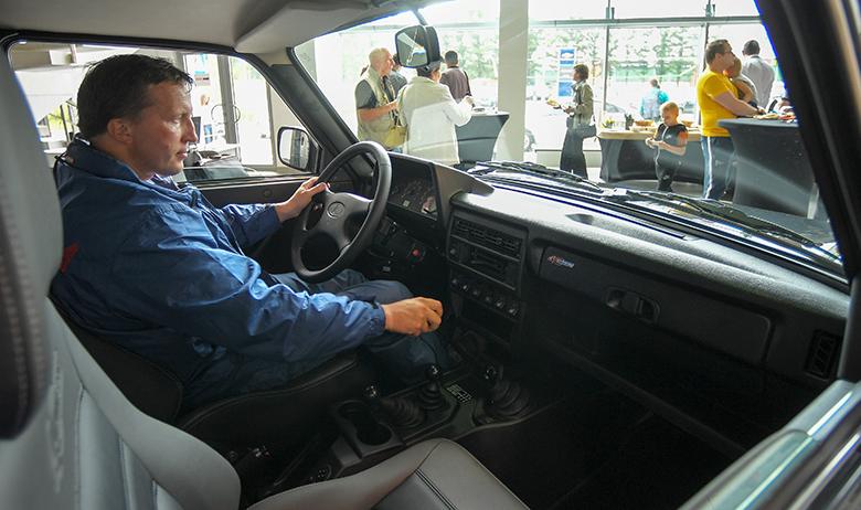 Мужчина в салоне внедорожника Lada 4x4