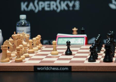 Карякин назвал ошибкой FIDE продолжение турнира претендентов