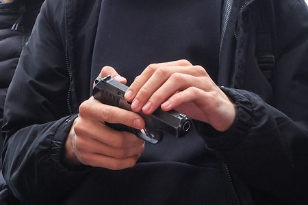 Стрелял в пах и насиловал: подросток с «дикими глазами» истязал сверстника