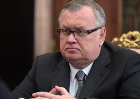 Глава ВТБ раскритиковал запрет госбанкам покупать частные банки