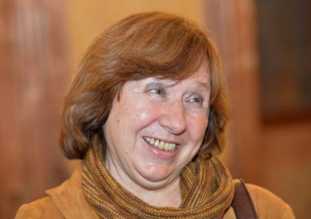 «В стиле Лукашенко»: Алексиевич про сообщение о бомбе в её сумке