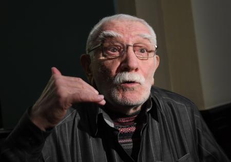 «Он спал здесь на раскладушке»: в кабинете Джигарханяна откроют музей