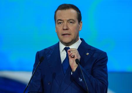 Медведев назвал санкции поводом для пересмотра отношений с Западом