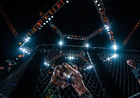 Очередного россиянина с позором изгнали из UFC