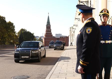 Песков раскрыл, почему Путин и лидер ОАЭ долго не выходили из машины