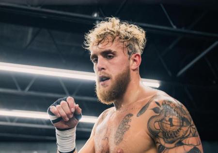 Блогер Пол нокаутировал экс-чемпиона UFC Вудли в боксёрском поединке