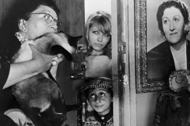 Актрисы Эмилия Мильтон в роли старой актрисы (слева) и Ирина Азер в роли учительницы (справа) в фильме Ролана Быкова «Внимание, черепаха!»