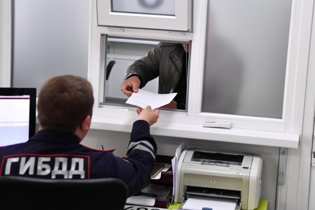 Названа цена изготовления квадратных автомобильных номеров