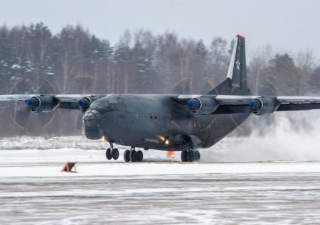 В Новом Уренгое самолет Ан-12 опрокинулся на бок после посадки