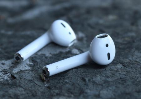 Apple анонсировала новые AirPods с беспроводной зарядкой
