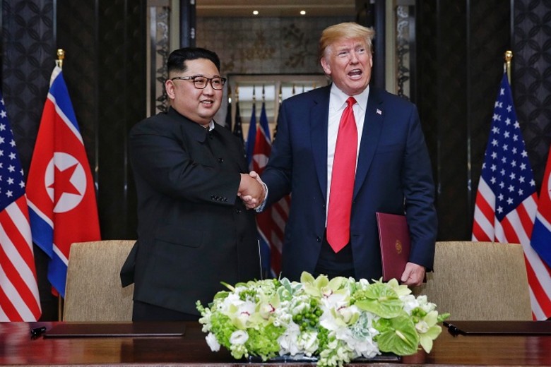 Председатель Госсовета КНДР Ким Чен Ын и президент США Дональд Трамп