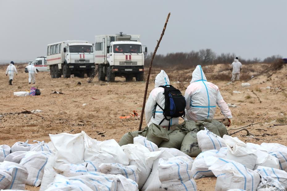 Волонтеры во время сбора разлитого мазута на пляже