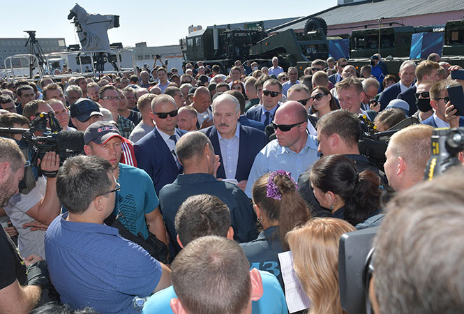 Александр Лукашенко во время посещения Минского завода колесных тягачей
