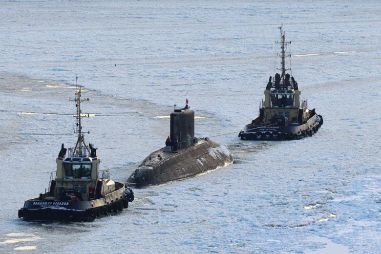 Дизель-электрическая подводная лодка «Якутск» (в центре) в порту Санкт-Петербурга. Подлодка «Якутск» - шестой корабль проекта 636 для Тихоокеанского флота ВМФ России