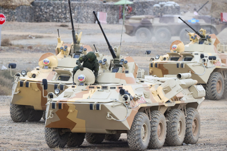 Бронетранспортер БТР-82А во время совместных командно-штабных учений миротворческих сил Организации Договора о коллективной безопасности (ОДКБ)