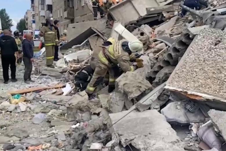 Сотрудники МЧС разбирают завалы на месте взрыва газа в жилом пятиэтажном доме на улице Сибирской в Нижнем Тагиле