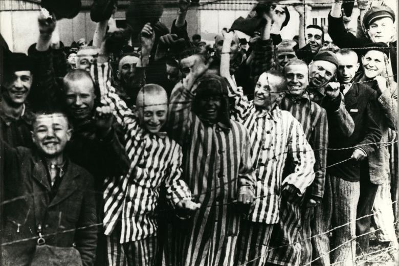 Еврейские заключенные, включая мальчиков, в концентрационном лагере Освенцим