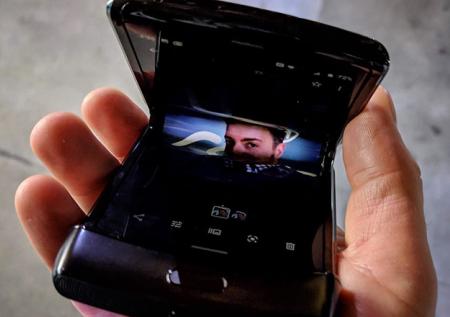 Обнаружен дефект в «раскладушке» с гибким экраном Motorola Razr