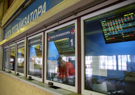 Муж ограбившей банк кассирши Хайруллиной проиграл большую часть денег