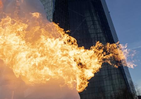 Съемки клипа с «огнеметом» на крыше многоэтажки в Москве попали на видео