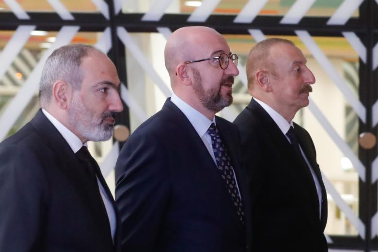 Шарль Мишель (в центре) и премьер-министр Армении Никол Пашинян (слева) и президент Азербайджана Ильхам Алиев (справа)
