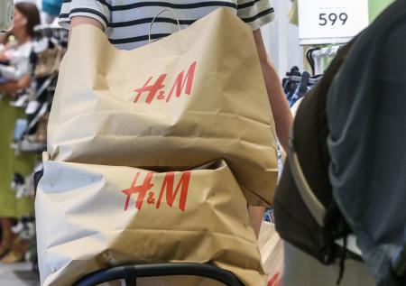 Компания H&M начала закрывать магазины в России