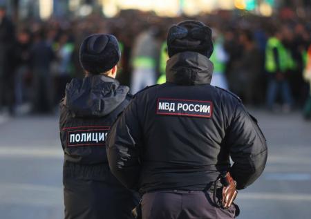 Туристов из России задержали за картонку на окне