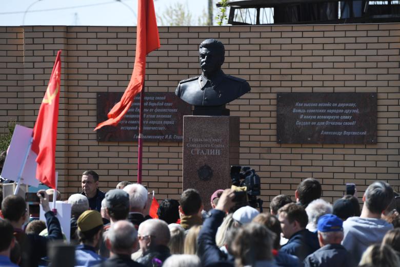Торжественное открытие памятника генералиссимусу Советского Союза И.В. Сталину на территории обкома КПРФ в Новосибирске.