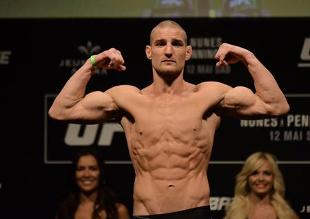Стрикленд победил Холла в главном бою турнира UFC в Лас-Вегасе