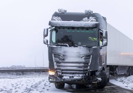 В Саратове водитель грузовика врезался в стену дома