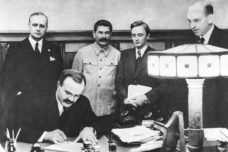 Председатель Совета Народных Комиссаров СССР и нарком иностранных дел СССР Вячеслав Михайлович Молотов подисывает германо-советский договор о дружбе и границе между СССР и Германией