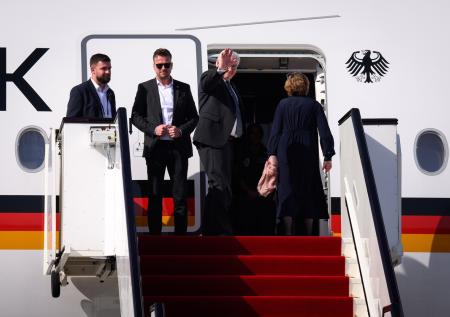 Президент Германии прилетел в Катар, но его никто не встретил